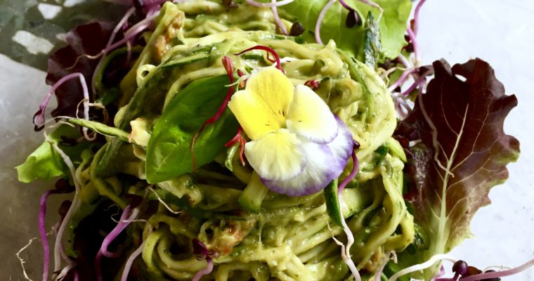 Spaghetti di zucchine con pesto cremoso alla siciliana