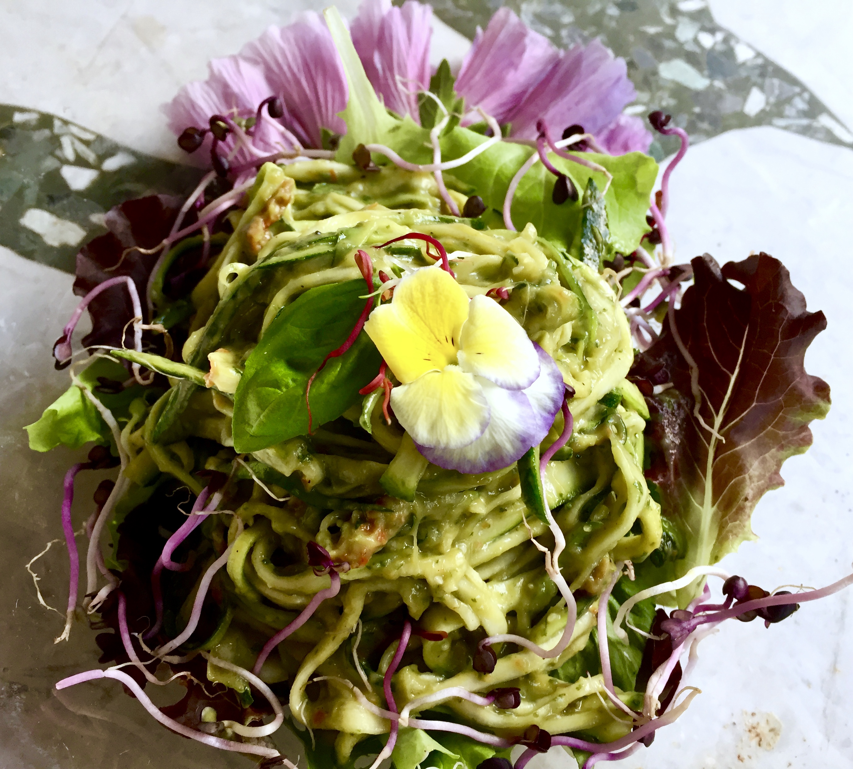 Spaghetti di zucchine con pesto cremoso alla siciliana