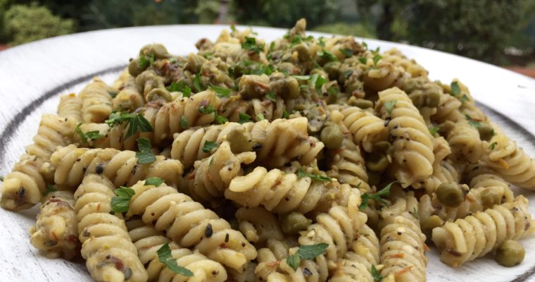 Fusilli con Salsa di Melanzana Rossa di Rotonda Affumicata e Piselli