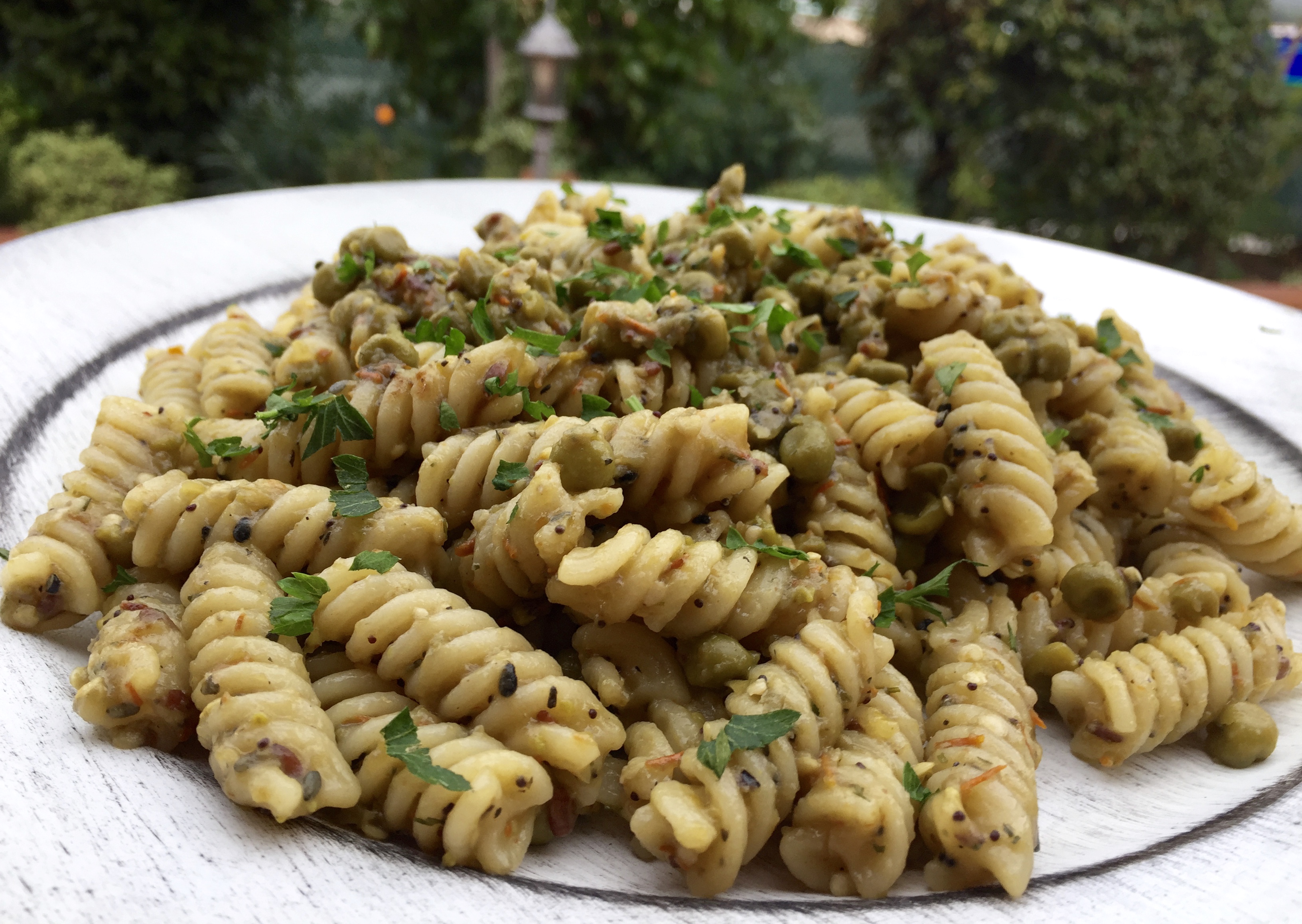 Fusilli con Salsa di Melanzana Rossa di Rotonda Affumicata e Piselli