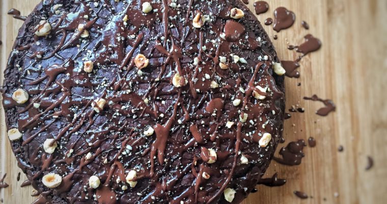 Torta Golosa al Doppio Cioccolato Fondente e Nocciole – Vegan, semplice, senza glutine
