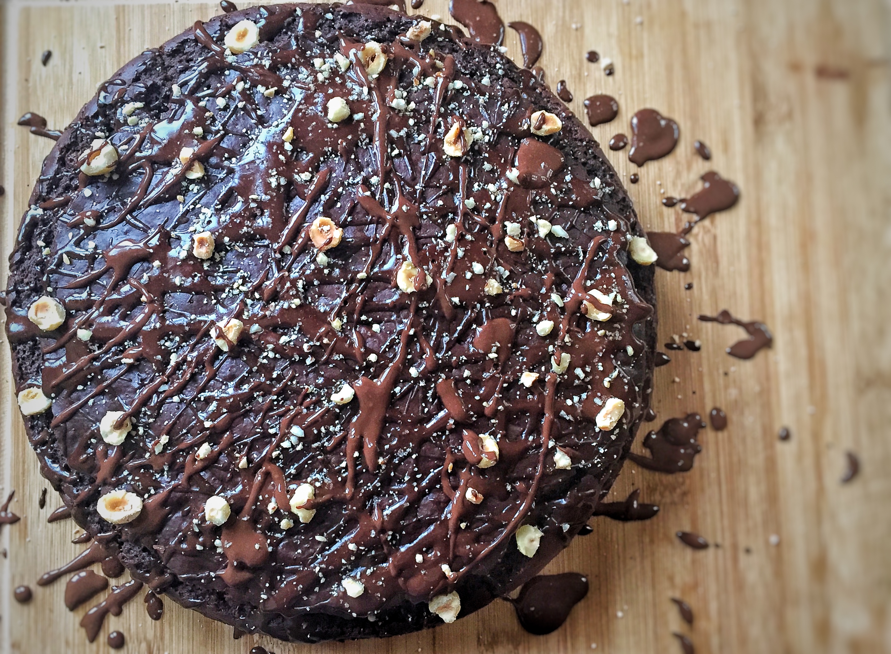 Torta Golosa al Doppio Cioccolato Fondente e Nocciole – Vegan, semplice, senza glutine