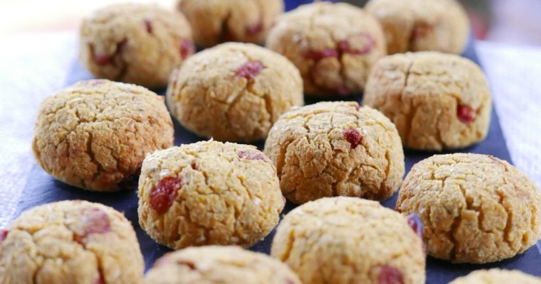 Bottoncini di okara e mandorle con scorza di limone e bacche di goji – Biscotti morbidi vegan senza glutine, senza grassi aggiunti