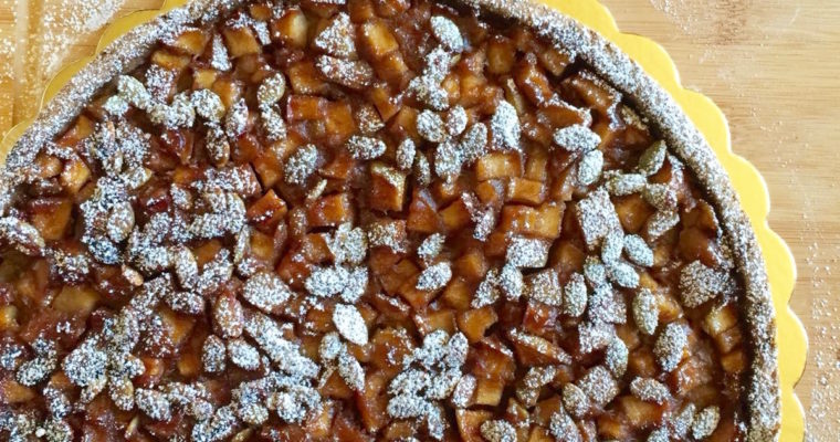 Crostata di Mele e Caramello Ayurvedico al profumo di Cardamomo – vegan, senza glutine, senza zucchero, senza grassi