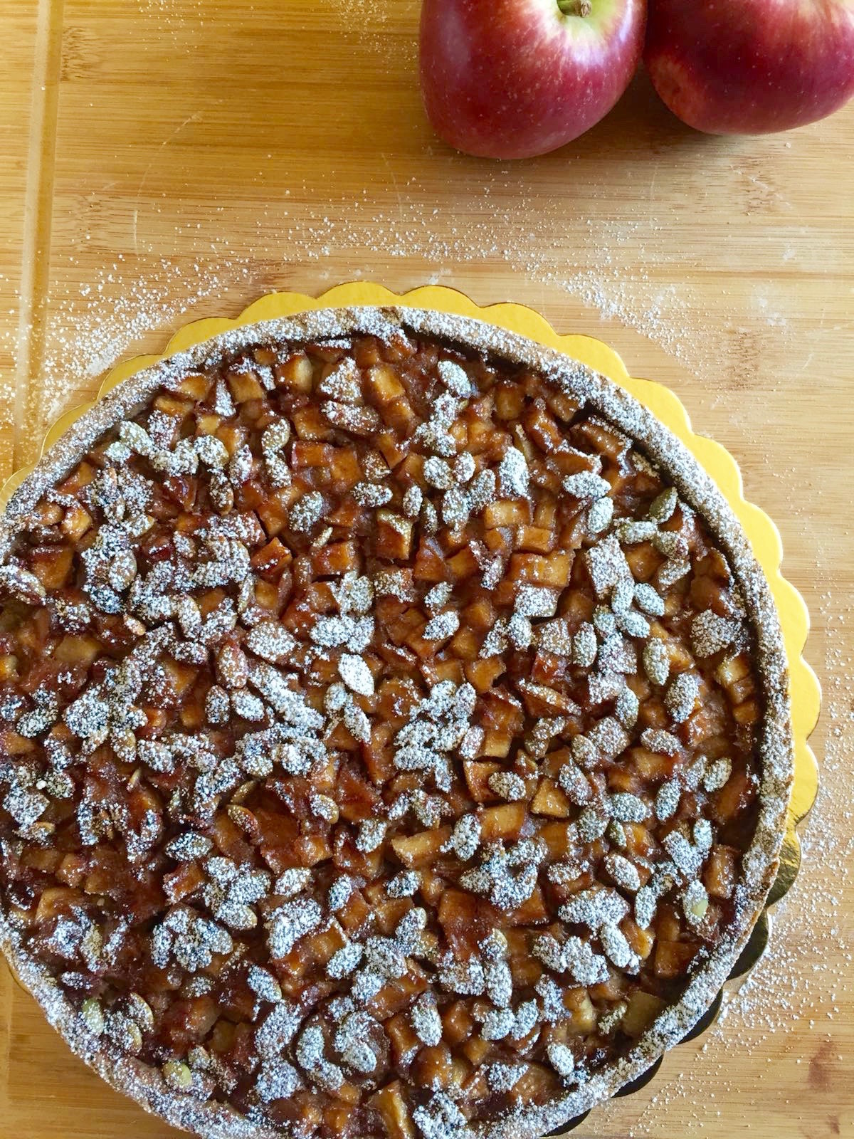 Crostata di Mele e Caramello Ayurvedico al profumo di Cardamomo – vegan, senza glutine, senza zucchero, senza grassi